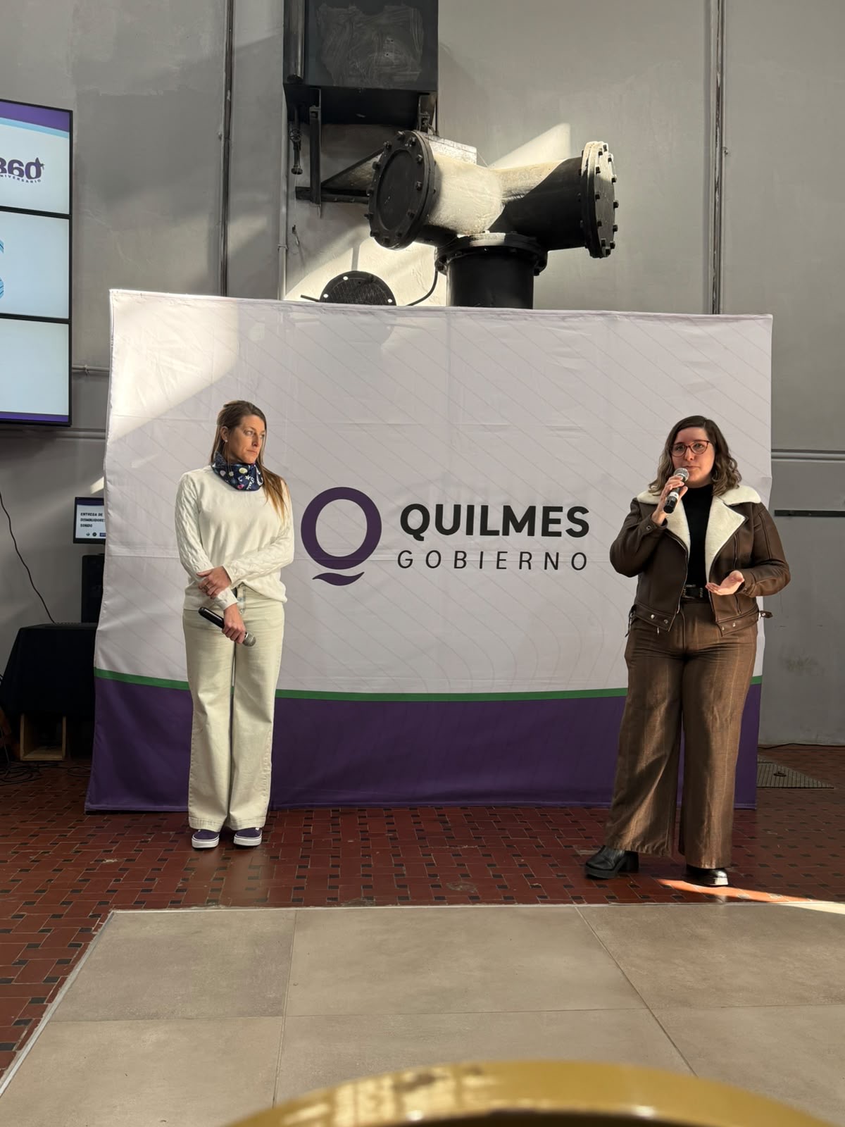 Pamela Mateos en una jornada sobre autismo frente al backdrop institucional